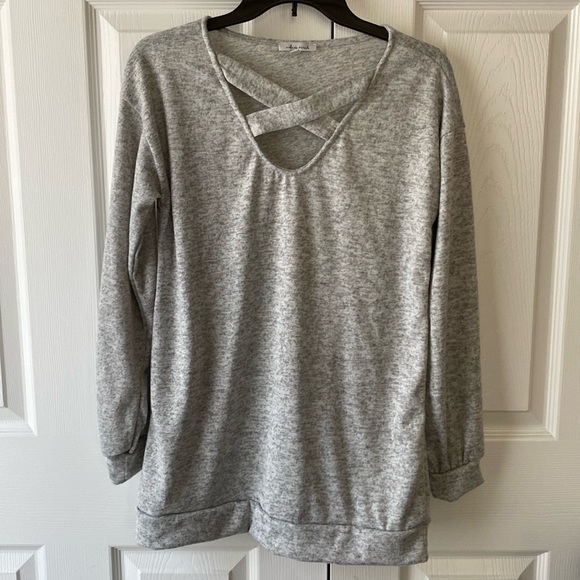 🩶Criss cross top🩶 - Picture 1 of 5